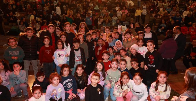 Belediye Başkanı Rasim Arı’nın Çocuklara Hediyesi