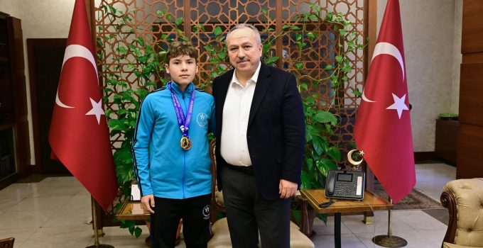 Türkiye Şampiyonu Badmintoncu Uğurlu, Vali Ali Fidan’ı Ziyaret Etti