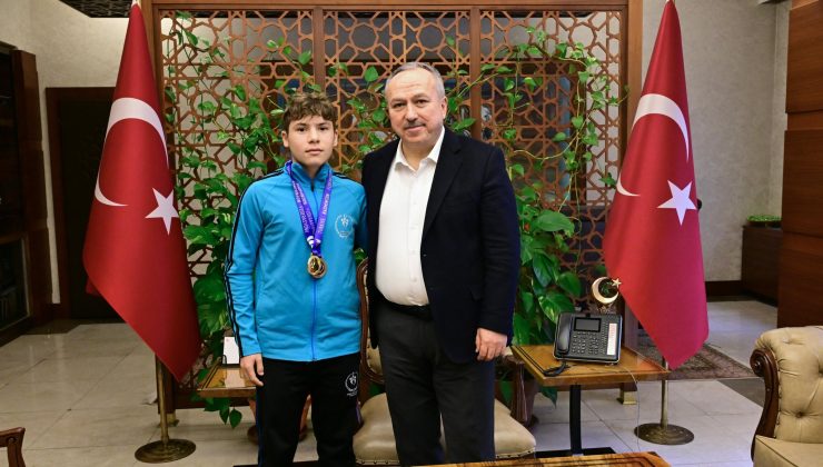 Türkiye Şampiyonu Badmintoncu Uğurlu, Vali Ali Fidan’ı Ziyaret Etti