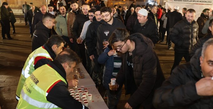 Berat Gecesi’nde Kandil Simidi ve Şerbet Dağıtıldı