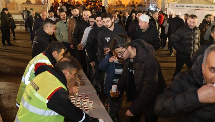 Berat Gecesi’nde Kandil Simidi ve Şerbet Dağıtıldı