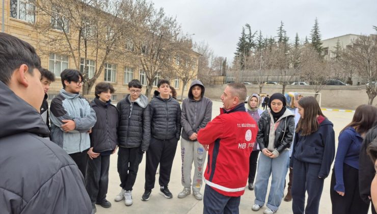 Okullarda Deprem Farkındalık Eğitimi ve Tahliye Tatbikatı Yapıldı