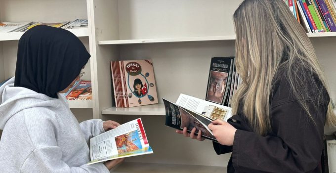 Dünya Turizm Sahibi Küsmez’den NEVÜ’lü Öğrencilere Japonca ve Almanca Kitap ile Eser Bağışı