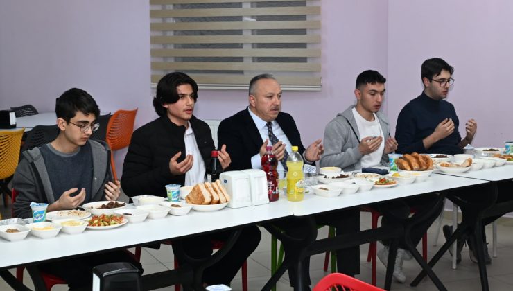 Vali Fidan Öğrencilerle İftarda Buluştu