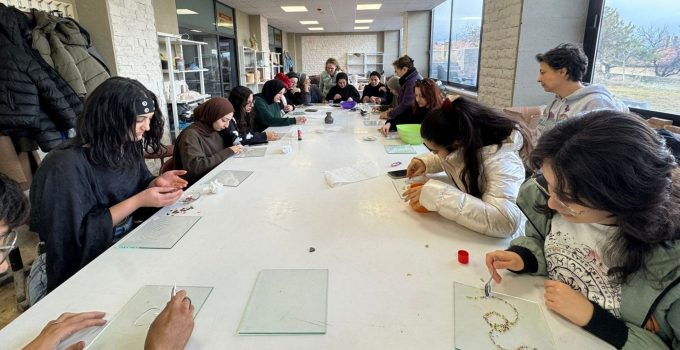 NEVÜ’de “Kültürlerarası Etkileşim I: Seramik, Raku Pişirimi ve Cam Çalıştayı” Düzenlendi