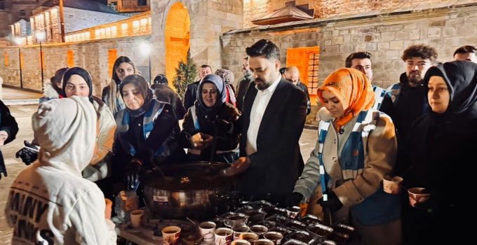 AK Parti Nevşehir Teşkilatı, Kurşunlu Camii’nde Kadir Gecesi’nde Aşure İkram Etti