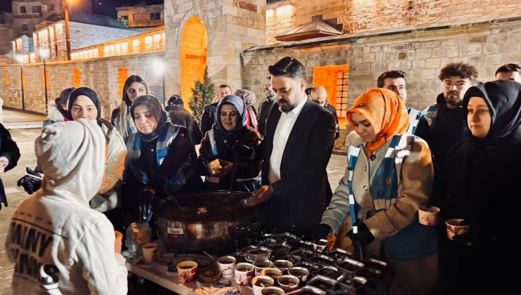 AK Parti Nevşehir Teşkilatı, Kurşunlu Camii’nde Kadir Gecesi’nde Aşure İkram Etti