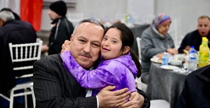 Vali Fidan, Kızılay ve Vakıflar İş Birliğiyle Düzenlenen Programa Katıldı