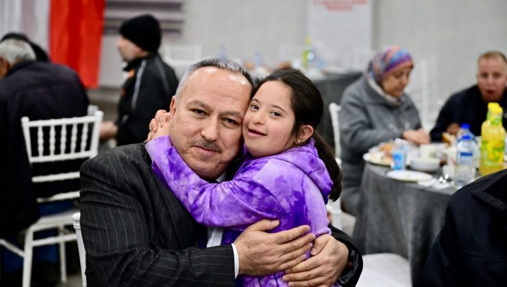 Vali Fidan, Kızılay ve Vakıflar İş Birliğiyle Düzenlenen Programa Katıldı