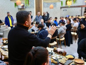 Başkan Rasim Arı, Sporcu Gençlerle Sahur Yaptı