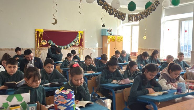 Gazi Ortaokulumuzda Kitaplara Göz Değdi