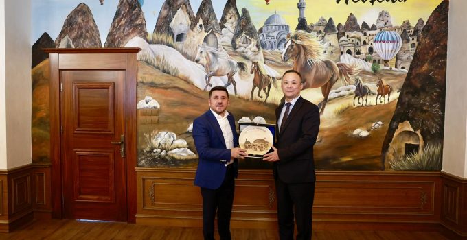 Kırgızistan Ankara Büyükelçisi Kazakbayev, Belediye Başkanı Arı’yı Ziyaret Etti