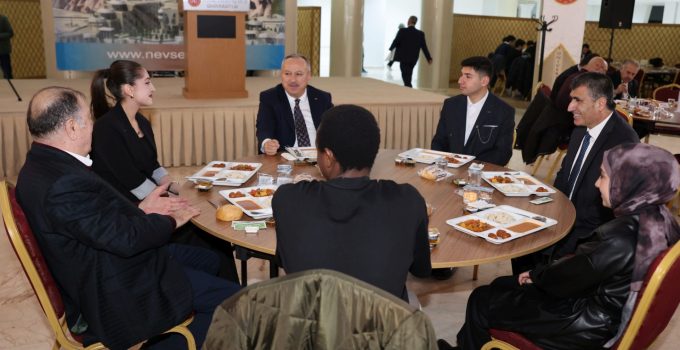 Nevşehirli İl Protokolü ve Hayırseverler İftar Sofrasında Öğrencilerle Buluştu