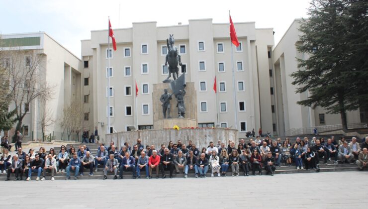 TES Şiddeti Protesto Etmek İçin Atatürk Anıtına Karanfil Bırakıp Oturma Eylemi Yaptı