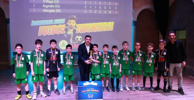 İlkokullar Arası Futbol Turnuvasında Kupa Töreni Yapıldı