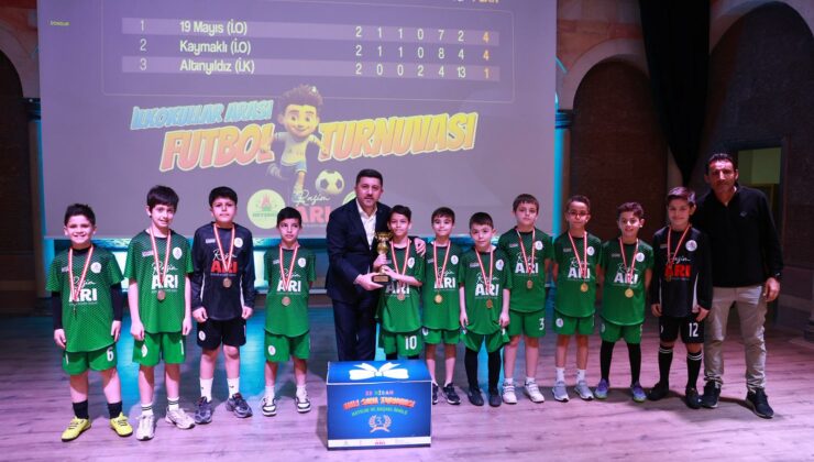 İlkokullar Arası Futbol Turnuvasında Kupa Töreni Yapıldı