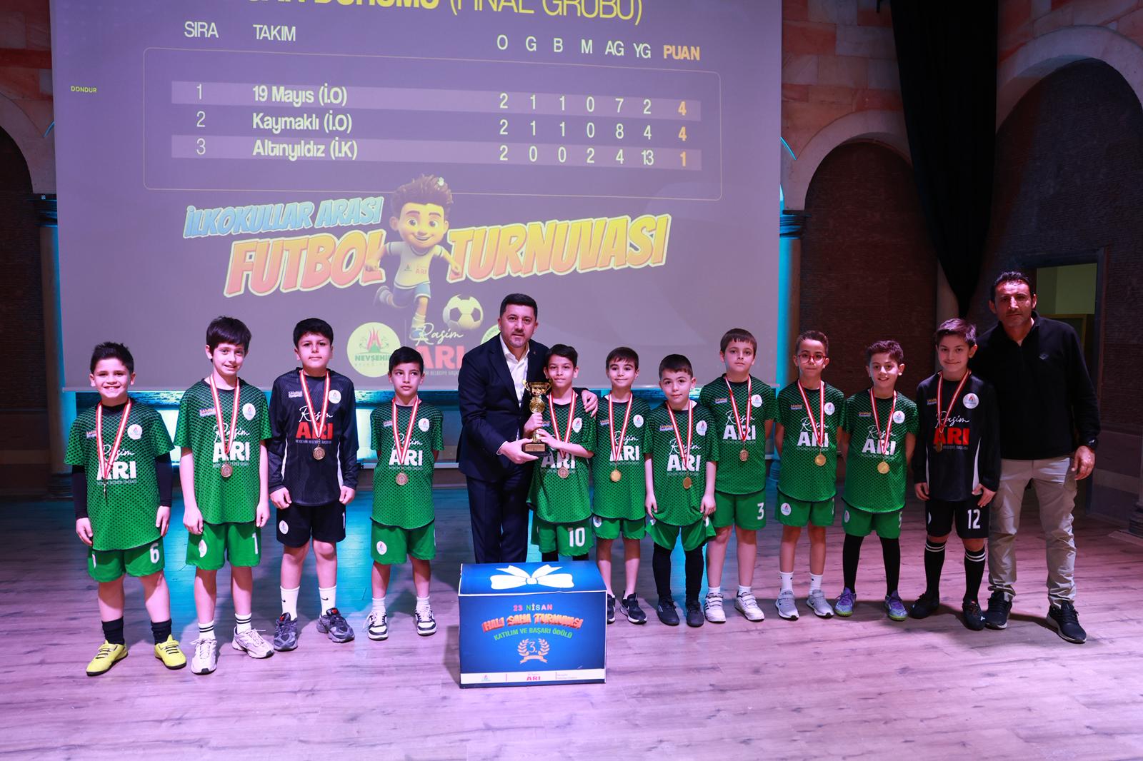 İlkokullar Arası Futbol Turnuvasında Kupa Töreni Yapıldı