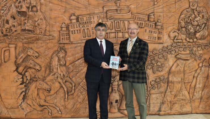 Gazeteci-Yazar Oğuz Özdem, NEVÜ Rektörü Aktekin’e “Elveda Anadolu” Adlı Son Kitabını Takdim Etti