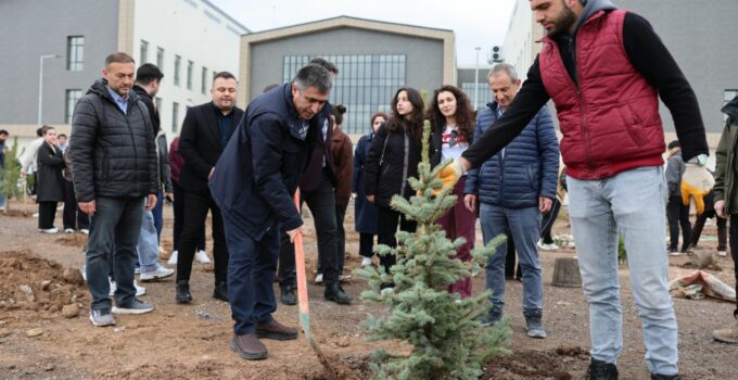 NEVÜ’de “Geleceğe Nefes Ol!” Temasıyla Ağaçlar Toprakla Buluşturuldu