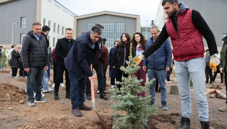 NEVÜ’de “Geleceğe Nefes Ol!” Temasıyla Ağaçlar Toprakla Buluşturuldu