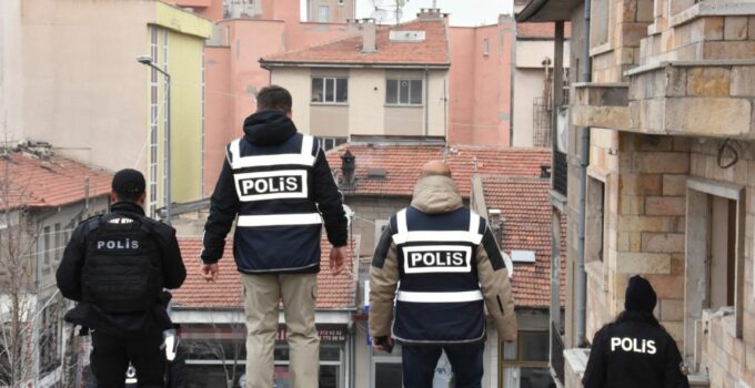 Nevşehir’de Asayiş Uygulamaları: Uyuşturucu, Silah ve Kaçak Ürünler Ele Geçirildi