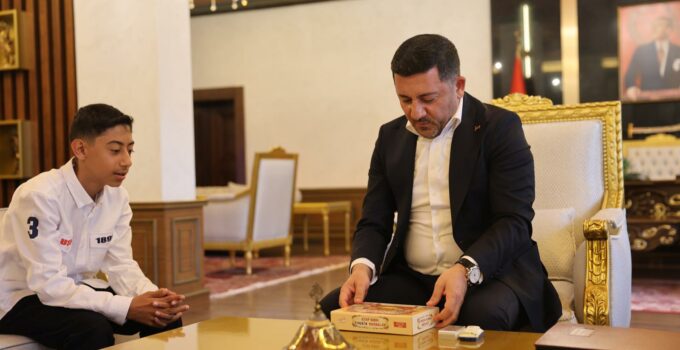Rasim Başkan, Kitap Kurdu Eymen Açık’ı Belediyede Ağırladı