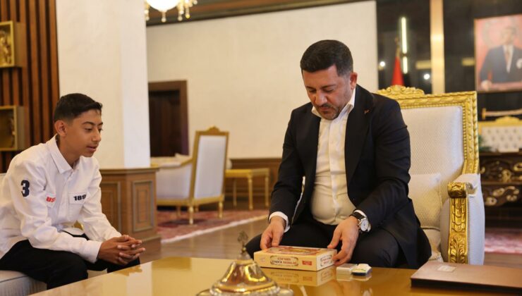Rasim Başkan, Kitap Kurdu Eymen Açık’ı Belediyede Ağırladı