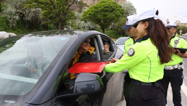 Kapadokya’da Bayram Hareketliliği: Polis Ekiplerinden Tatlı Karşılama
