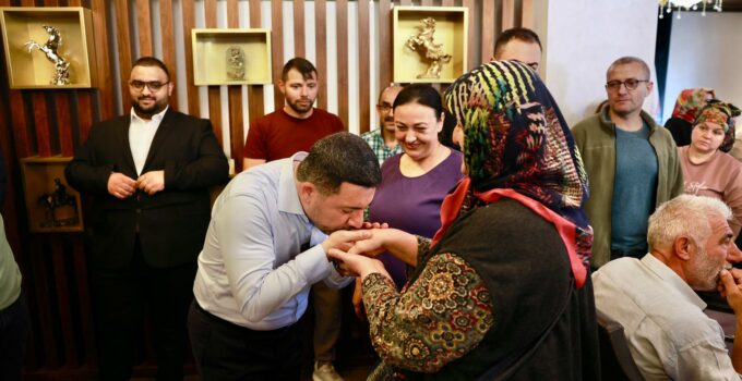 Belediye Başkanı Rasim Arı’dan Bayramlaşma Maratonu