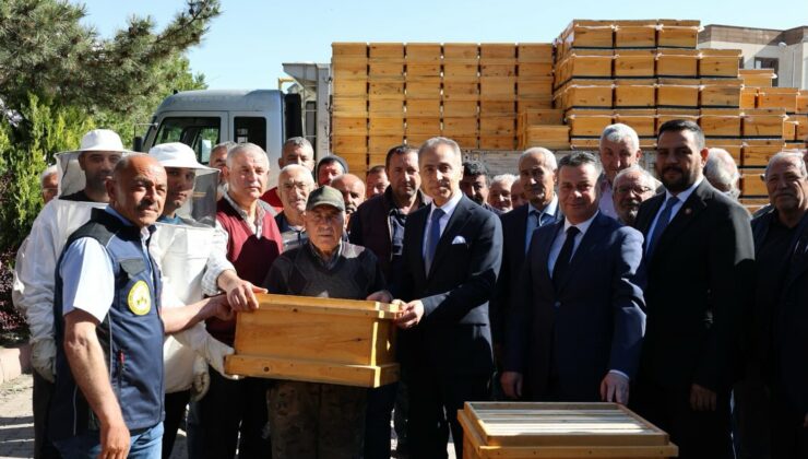 Nevşehir’de 100 Arıcıya 300 Arılı Kovan Desteği
