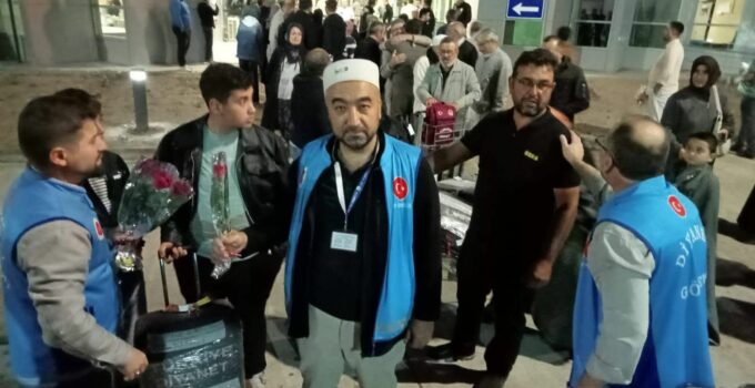 Nevşehirli Hacılar Güllerle Karşılandı