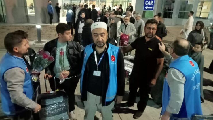 Nevşehirli Hacılar Güllerle Karşılandı