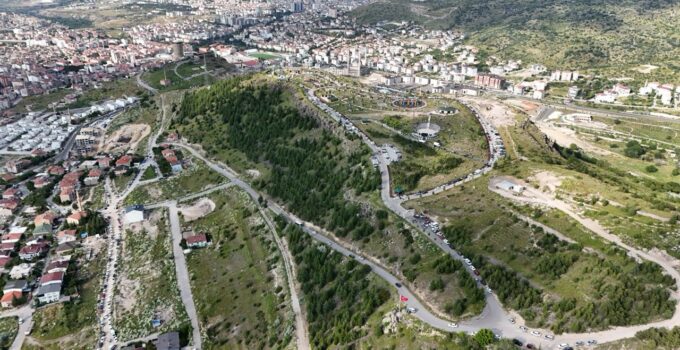 Uçurtma Şenliği’nde Gökyüzü Uçurtmalarla Süslendi