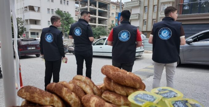 Ülkü Ocakları Sınav Öncesi İkramda Bulundu