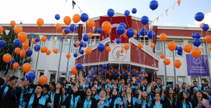 Kardelenli 12. Sınıflar Görkemli Bir Törenle Mezun Oldu