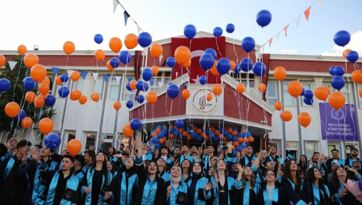Kardelenli 12. Sınıflar Görkemli Bir Törenle Mezun Oldu
