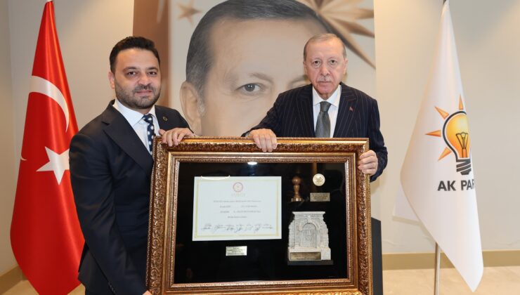 Başkan Aygün, Cumhurbaşkanı Erdoğan’a Mustafapaşa’nın Sembollerini Takdim Etti