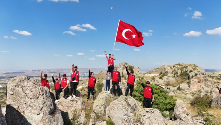İHH Arama Kurtarma Ekibi, 15 Temmuz Şehitleri Anısına Zirveye Tırmandı