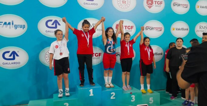 Necip Fazıl Kısakürek İlkokulu Öğrencisi Hilal Su Çelik Türkiye Şampiyonu Oldu