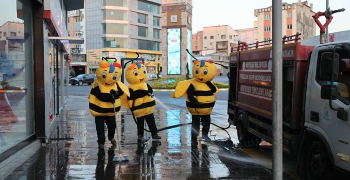 “Arı Gibi Çalışkan” Belediye Ekipleri Park ve Sokaklarda