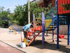 Uçhisar Belediyesi’nden Çocuk Parklarında Kapsamlı Temizlik Çalışması