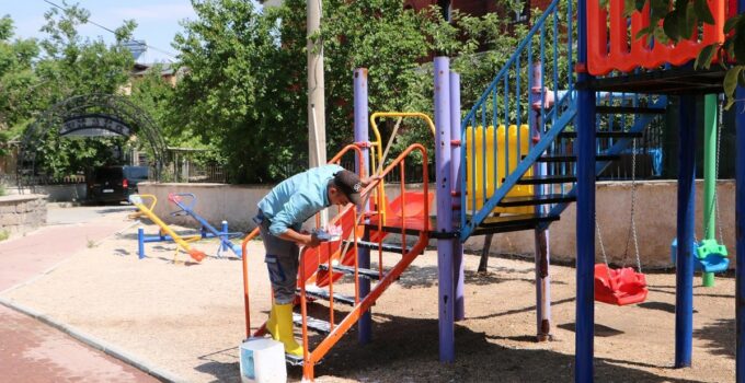 Uçhisar Belediyesi’nden Çocuk Parklarında Kapsamlı Temizlik Çalışması