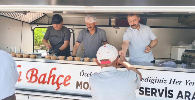 Karapınar Belediyesi’nden Aşure İkramı: 600 Kişiye Aşure Dağıtıldı