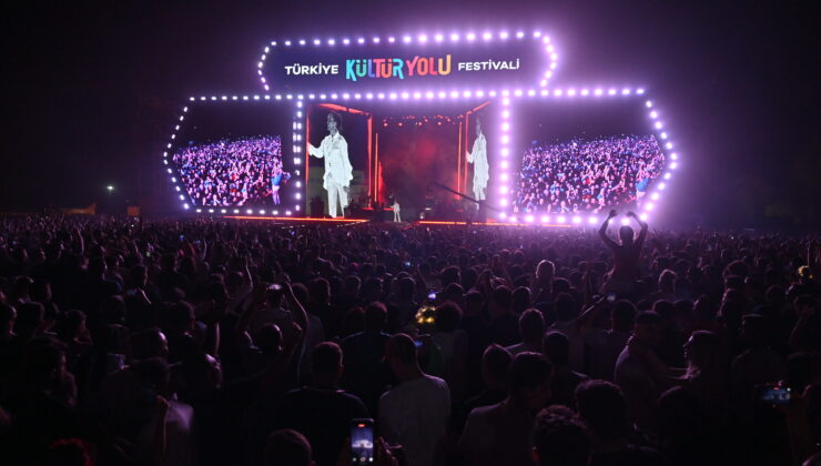 Nevşehir Kültür Yolu Festivali’nde Telefon Işıkları Bengü’nün Şarkılarına Eşlik Etti