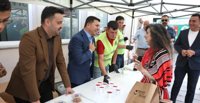 Mevlid Kandilinde Ziraat Bankası Önünde İkram