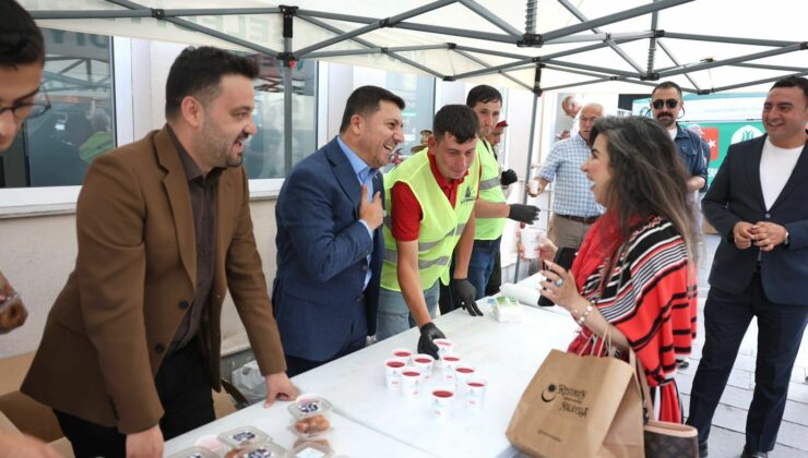 Mevlid Kandilinde Ziraat Bankası Önünde İkram