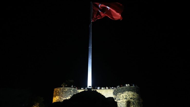 Büyüleyici Gecede Perseid Meteor Yağmuru Müzik Eşliğinde İzlendi
