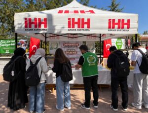 Nevşehir Genç İHH, Üniversiteye Yeni Başlayan Öğrencileri Gönüllülük Standında Karşılıyor