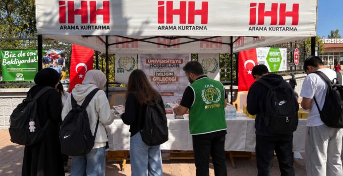 Nevşehir Genç İHH, Üniversiteye Yeni Başlayan Öğrencileri Gönüllülük Standında Karşılıyor