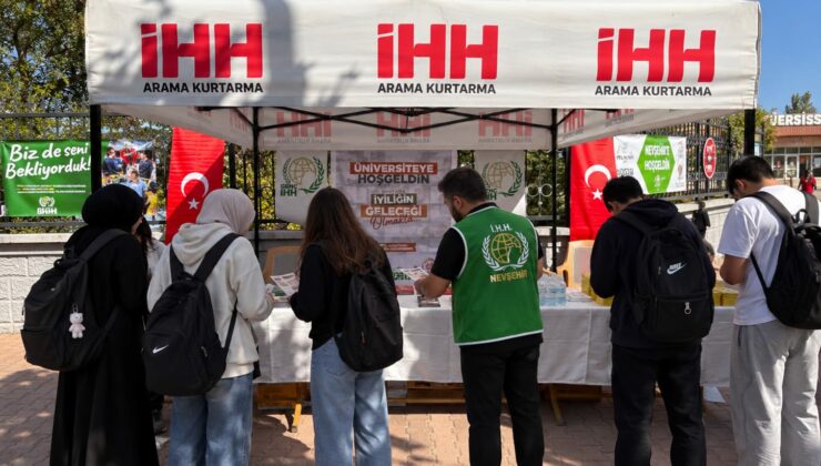 Nevşehir Genç İHH, Üniversiteye Yeni Başlayan Öğrencileri Gönüllülük Standında Karşılıyor